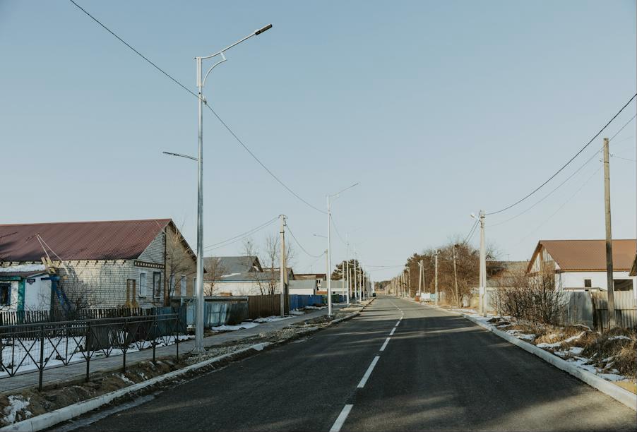 В селе Усть-Ивановка Амурской области завершен ремонт улицы, ведущей к новому детскому саду и школе
